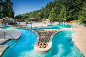 una piscina con acqua blu e rocce di Club Wyndham Resort at Fairfield Mountains a Lake Lure Altre 73 foto
