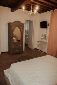 A bed or beds in a room at Fonte alle Ninfe B&B