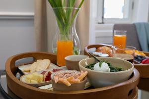 un plateau rempli de différents types de nourriture sur une table dans l'établissement Bota Palace, à Dubrovnik