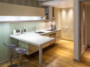 Una cocina o zona de cocina en Cheval Three Quays at The Tower of London