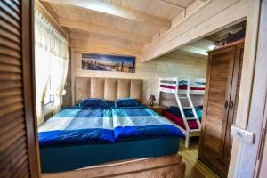 sypialnia z łóżkiem w drewnianym domku w obiekcie The Beach House with the magical sunsets w Ulcinju