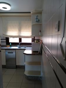 małą kuchnię ze zlewem i blatem w obiekcie The Apartment w mieście Gran Tarajal