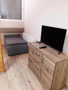 A television and/or entertainment centre at Boglárka Apartman