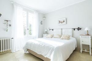 カヴァイヨンにあるStunning property between Alpilles and Luberonの白いベッドと窓のある白い寝室