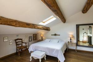 カヴァイヨンにあるStunning property between Alpilles and Luberonの大きなベッドと鏡のある寝室