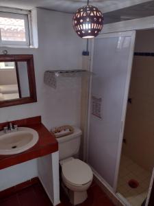 Koupelna v ubytování Hotel Leyenda del Tepozteco