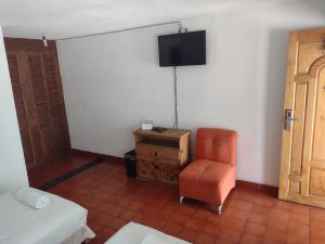 TV a/nebo společenská místnost v ubytování Hotel Leyenda del Tepozteco