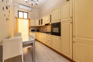 A kitchen or kitchenette at Skalina
