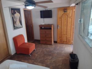 TV a/nebo společenská místnost v ubytování Hotel Leyenda del Tepozteco
