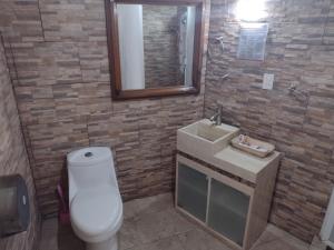 Koupelna v ubytování Hotel Leyenda del Tepozteco