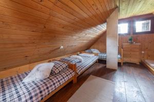 מיטה או מיטות בחדר ב-Chalet Neza Velika Planina