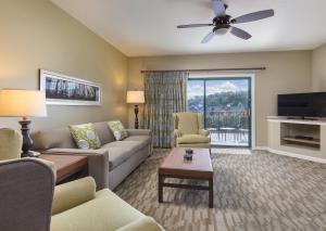 a living room with a couch and a tv at Club Wyndham Smoky Mountains in Pigeon Forge