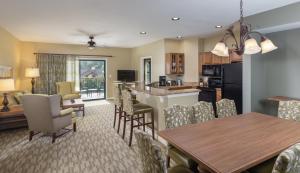 een keuken en een woonkamer met een tafel en stoelen bij Club Wyndham Smoky Mountains in Pigeon Forge