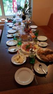 una mesa larga con platos de comida. en B & B Seeblick Krippenstein, en Obertraun