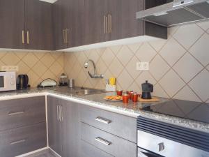 cocina con fregadero y encimera en Duplex Belmaco - Casitas las Abuelas en Santa Cruz de la Palma