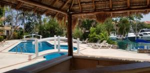 une vue sur la piscine d'un complexe hôtelier dans l'établissement Colibri Paradise Puerto Aventuras, à Puerto Aventuras