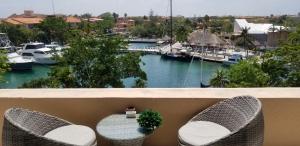 d'un balcon avec une table et des chaises ainsi qu'un port de plaisance. dans l'établissement Colibri Paradise Puerto Aventuras, à Puerto Aventuras
