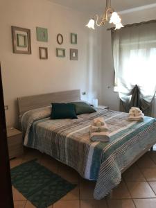A bed or beds in a room at Val Giardino Vintage Cottage Még 16 kép
