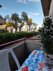 - Balcón con mesa y silla en Casa Vacanze da Franco en Martinsicuro
