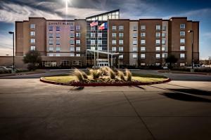 a building with a fountain in front of a building at Hyatt Place Dallas/Garland/Richardson in Garland