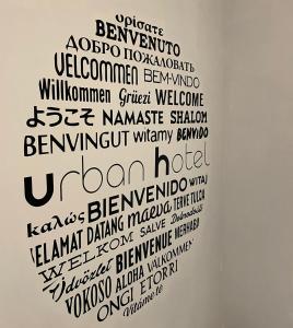 Una pared con un montón de palabras. en LC Hotel Urbano, en Alicante