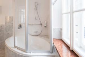 Vannituba majutusasutuses Altstadt Hotel Stadtkrug