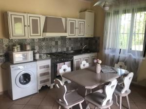 A kitchen or kitchenette at Val Giardino Vintage Cottage