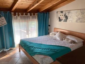 1 dormitorio con 1 cama con cortinas azules y ventana en Casa CINEMA, en Bérgamo 18 fotos más