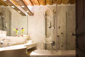 Vannituba majutusasutuses Altstadt Hotel Stadtkrug