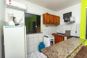 cocina con nevera y encimera en Casa da Joana, en Morro de São Paulo