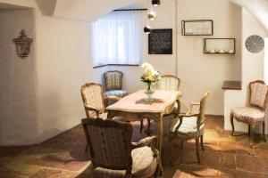 Istumisnurk majutusasutuses Altstadt Hotel Stadtkrug