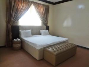 Säng eller sängar i ett rum på Corniche Palace Hotel