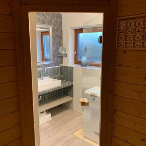 Kylpyhuone majoituspaikassa Ferienhaus -HAUS DER WEICHSEL- bei Lauingen, mit Sauna