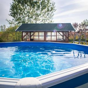 Bazén v ubytování Etno Salaš - Etno Ranch - Seosko Turističko Domaćinstvo nebo v jeho okolí