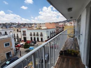 d'un balcon avec vue sur la ville. dans l'établissement depa #5 recién remodelado en planta alta, à Zacatecas