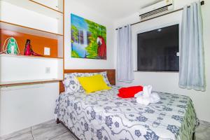 ein kleines Schlafzimmer mit einem Bett und einem TV in der Unterkunft Casa da Joana in Morro de São Paulo