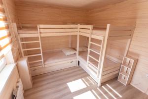 pokój z 2 łóżkami piętrowymi w saunie w obiekcie Brīvdienu māja-Lauvas Līcis w mieście Rūjiena