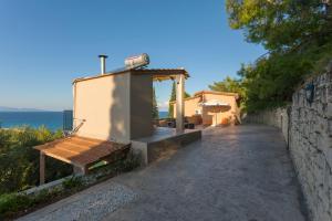 アリカナスにあるELIA VILLA 1の屋外オーブンのある建物に続く石畳の道