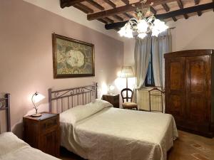 a bedroom with a bed and a dresser at Guesthouse da Idolina dal 1946 in Montalcino