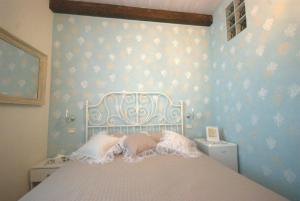 サン・ベネデット・デル・トロントにあるB&B Vittorio Emanueleの青い壁のベッドルーム1室