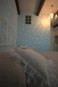 sypialnia z łóżkiem z białą narzutą w obiekcie B&B Vittorio Emanuele w mieście San Benedetto del Tronto