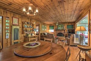 Posezení v ubytování Summit Splendor Smoky Mountain Cabin with Fire Pit