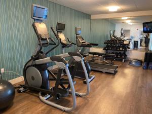 The fitness centre and/or fitness facilities at Holiday Inn Express & Suites Indianapolis North - Carmel, an IHG Hotel