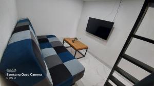 a living room with a couch and a television at Studio Apartman Malkoc in Bihać