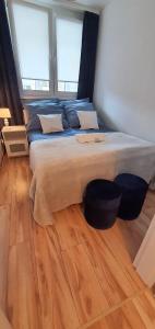 Un pat sau paturi într-o cameră la Apartament Łąkowa