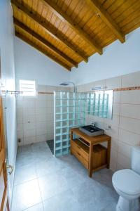 a bathroom with a toilet and a sink in it at Maison cosy avec jardin à Anse-Bertrand in Anse-Bertrand