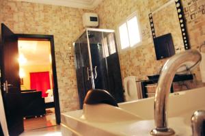 Uma casa de banho em J Gibson Hotel