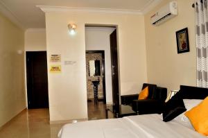 Uma cama ou camas num quarto em J Gibson Hotel