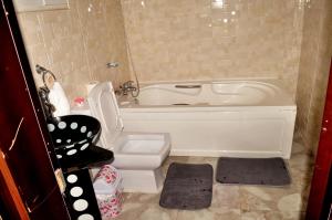 Uma casa de banho em J Gibson Hotel