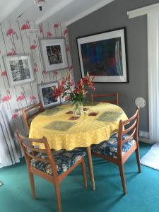 Ruang duduk di Tom’s retreat +8 gambar